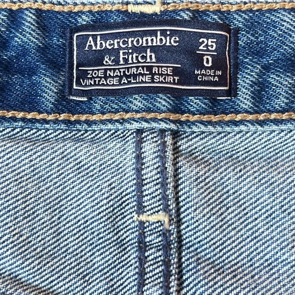 NWOT Abercrombie and Fitch, Zoe natural rise message A-line skirt, size 25 denim - Picture 4 of 4